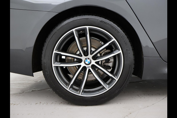 BMW 5 Serie 518D M-SPORT SEDAN + NAPPA LEDEREN COMFORTZETELS | TREKHAAK | H/K | HEAD-UP | SFEERVERLICHTING