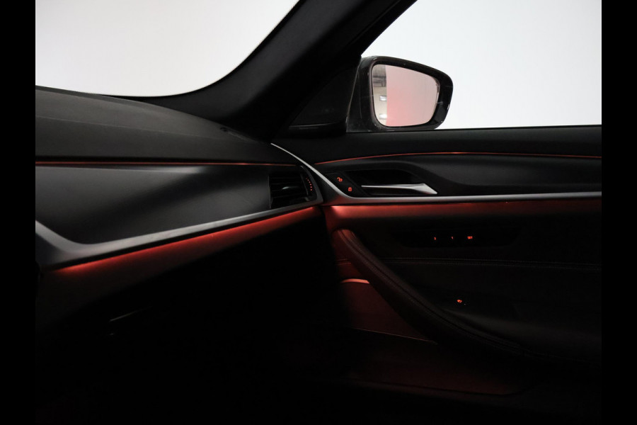 BMW 5 Serie 518D M-SPORT SEDAN + NAPPA LEDEREN COMFORTZETELS | TREKHAAK | H/K | HEAD-UP | SFEERVERLICHTING
