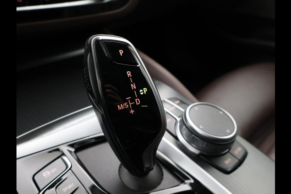 BMW 5 Serie 518D M-SPORT SEDAN + NAPPA LEDEREN COMFORTZETELS | TREKHAAK | H/K | HEAD-UP | SFEERVERLICHTING