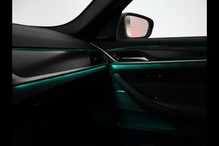 BMW 5 Serie 518D M-SPORT SEDAN + NAPPA LEDEREN COMFORTZETELS | TREKHAAK | H/K | HEAD-UP | SFEERVERLICHTING