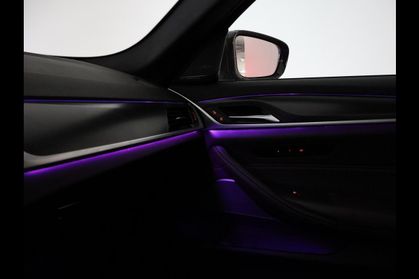 BMW 5 Serie 518D M-SPORT SEDAN + NAPPA LEDEREN COMFORTZETELS | TREKHAAK | H/K | HEAD-UP | SFEERVERLICHTING