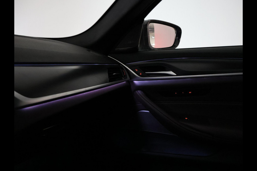 BMW 5 Serie 518D M-SPORT SEDAN + NAPPA LEDEREN COMFORTZETELS | TREKHAAK | H/K | HEAD-UP | SFEERVERLICHTING