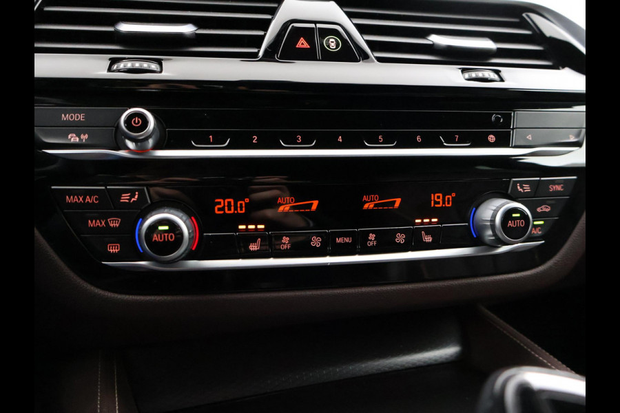 BMW 5 Serie 518D M-SPORT SEDAN + NAPPA LEDEREN COMFORTZETELS | TREKHAAK | H/K | HEAD-UP | SFEERVERLICHTING