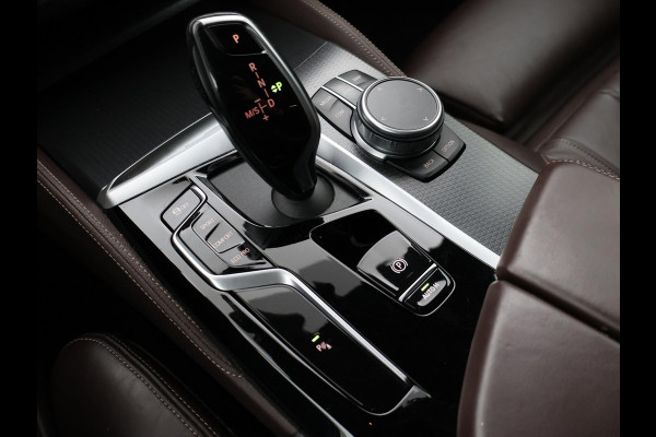 BMW 5 Serie 518D M-SPORT SEDAN + NAPPA LEDEREN COMFORTZETELS | TREKHAAK | H/K | HEAD-UP | SFEERVERLICHTING