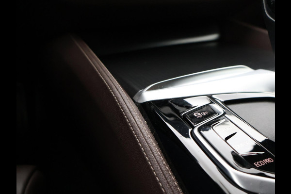 BMW 5 Serie 518D M-SPORT SEDAN + NAPPA LEDEREN COMFORTZETELS | TREKHAAK | H/K | HEAD-UP | SFEERVERLICHTING