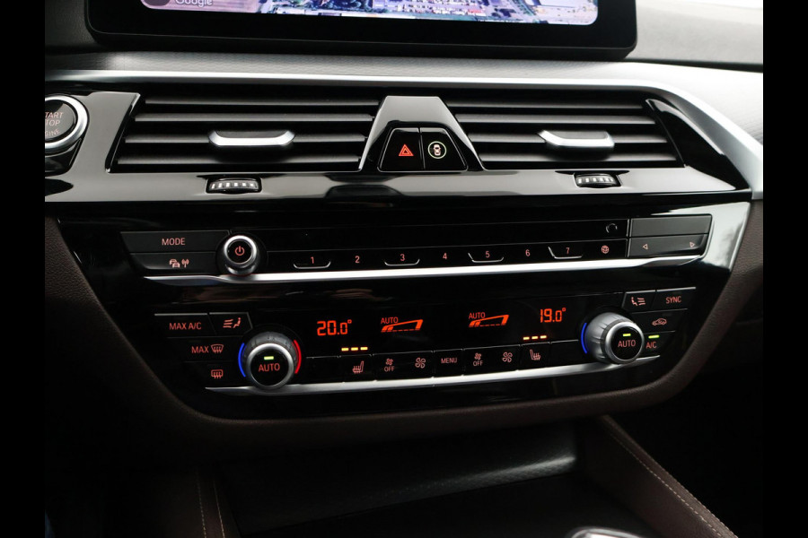 BMW 5 Serie 518D M-SPORT SEDAN + NAPPA LEDEREN COMFORTZETELS | TREKHAAK | H/K | HEAD-UP | SFEERVERLICHTING