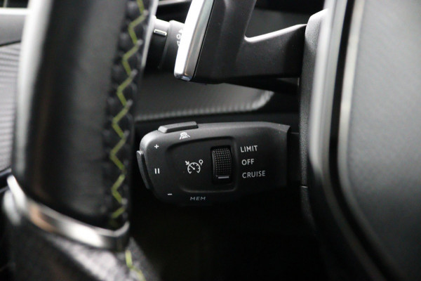 Peugeot 208 1.2 GT-Line*AUTOM.*ECC*ACC*NAVI*PANO*CARPLAY*