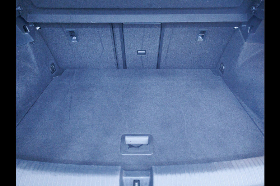 Volkswagen T-Roc 2.0 TSI 4Motion Sport 191 PK | Beats Audio | Panoramadak | Stoelverwarming | Elec. klep | Trekhaak | Navigatie, App. connect, Adaptieve cruise, DAB, All season banden