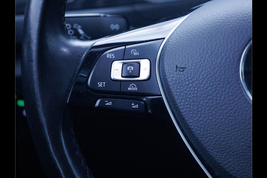 Volkswagen T-Roc 2.0 TSI 4Motion Sport 191 PK | Beats Audio | Panoramadak | Stoelverwarming | Elec. klep | Trekhaak | Navigatie, App. connect, Adaptieve cruise, DAB, All season banden