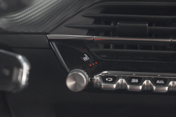 Peugeot 2008 PureTech 130 EAT8 Active Pack | Parkeersensoren | Apple CarPlay | Climate Control | Stoelverwarming