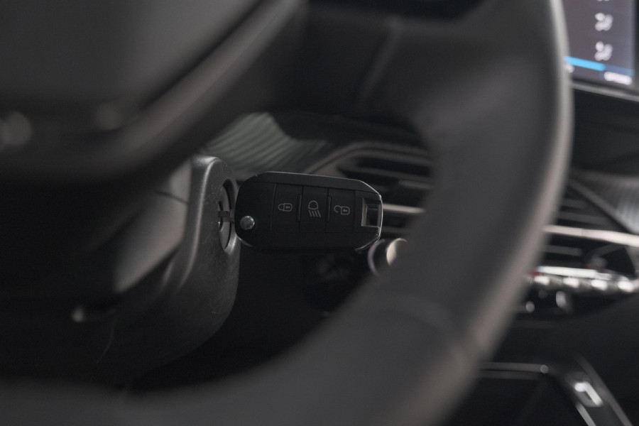 Peugeot 2008 PureTech 130 EAT8 Active Pack | Parkeersensoren | Apple CarPlay | Climate Control | Stoelverwarming