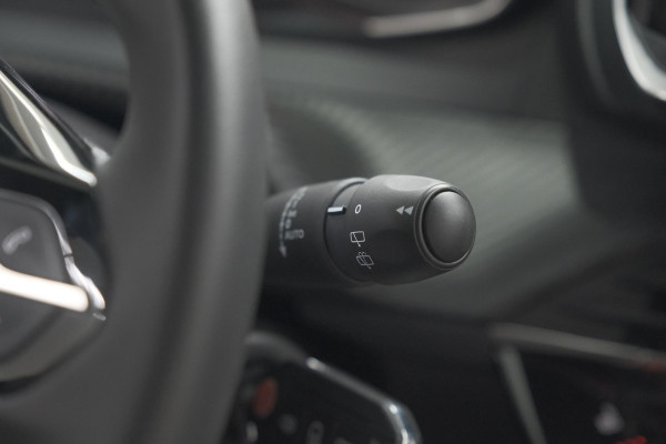Peugeot 2008 PureTech 130 EAT8 Active Pack | Parkeersensoren | Apple CarPlay | Climate Control | Stoelverwarming