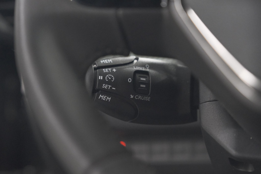 Peugeot 2008 PureTech 130 EAT8 Active Pack | Parkeersensoren | Apple CarPlay | Climate Control | Stoelverwarming