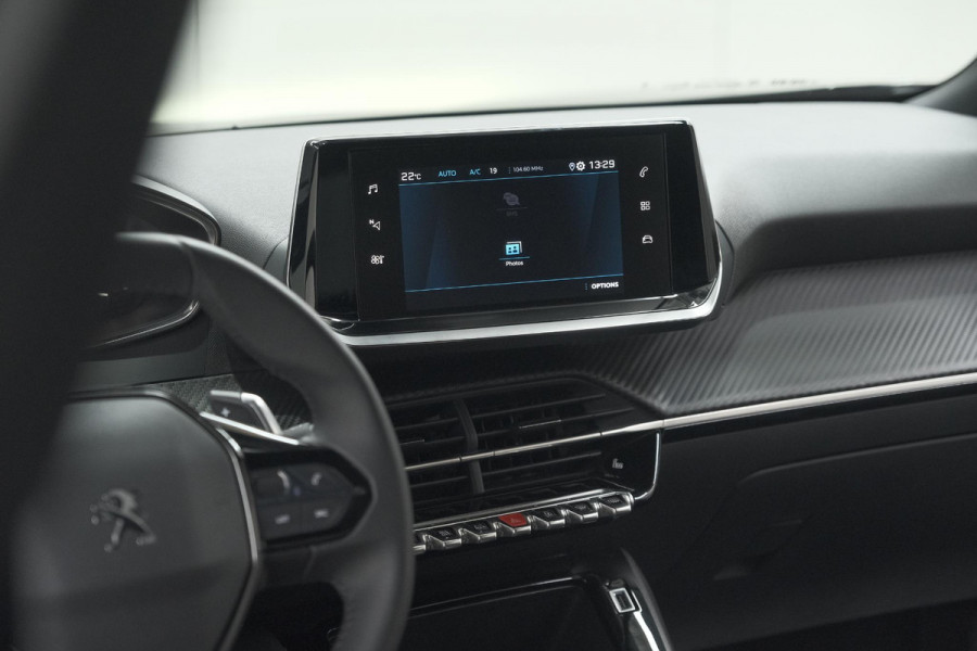 Peugeot 2008 PureTech 130 EAT8 Active Pack | Parkeersensoren | Apple CarPlay | Climate Control | Stoelverwarming