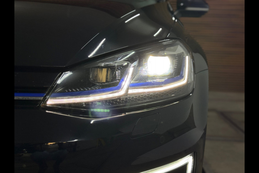 Volkswagen e-Golf | Leder | Stoelverwarming | Camera | Navigatie | Adaptive Cruise Control | Parkeersensoren voor