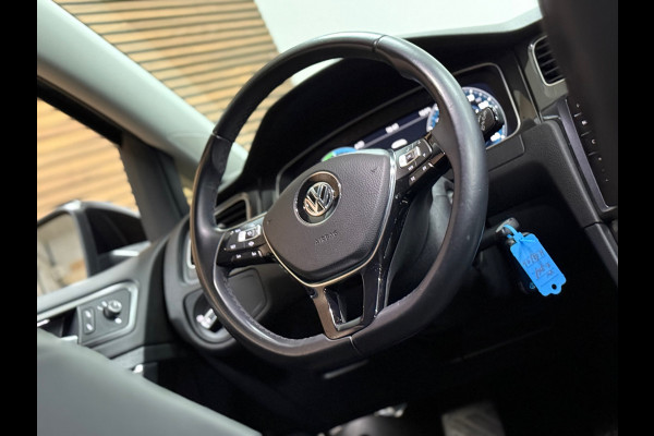 Volkswagen e-Golf | Leder | Stoelverwarming | Camera | Navigatie | Adaptive Cruise Control | Parkeersensoren voor