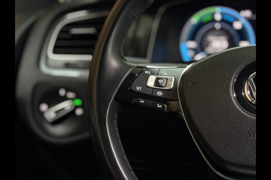 Volkswagen e-Golf | Leder | Stoelverwarming | Camera | Navigatie | Adaptive Cruise Control | Parkeersensoren voor