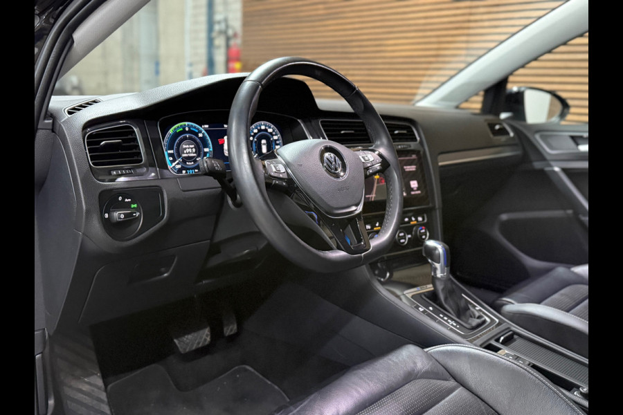 Volkswagen e-Golf | Leder | Stoelverwarming | Camera | Navigatie | Adaptive Cruise Control | Parkeersensoren voor