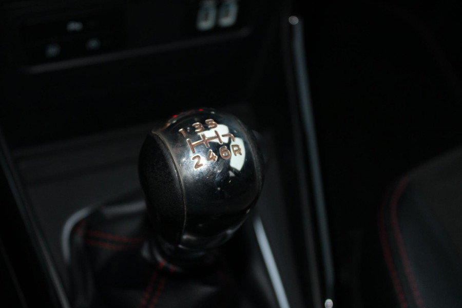 Ford EcoSport 1.0 EcoBoost ST-Line | Trekhaak | Camera | Navigatie | BLIS | B&O Sound | Winterpakket | Climate Control | Cruise Control