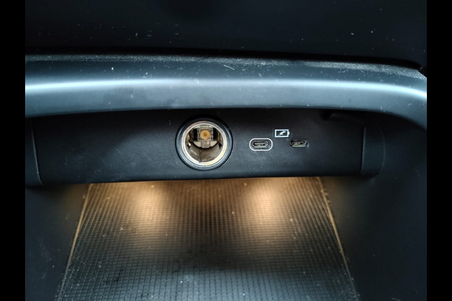 Volvo XC40 Recharge P8 AWD R-Design SOH 90% Adap.Cruise Navi Ecc Camera Apple Carplay Android Auto Pdc Stoelverwarming Lmv 19" Privacy Glas Google Maps DAB+ Origineel Nederlandse Auto Nieuwprijs  €59.825,- Export - Handel