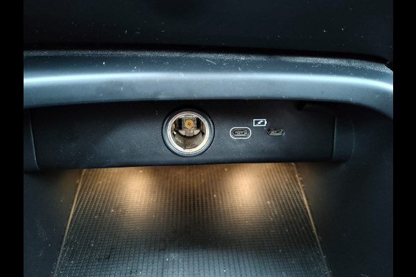 Volvo XC40 Recharge P8 AWD R-Design SOH 90% Adap.Cruise Navi Ecc Camera Apple Carplay Android Auto Pdc Stoelverwarming Lmv 19" Privacy Glas Google Maps DAB+ Origineel Nederlandse Auto Nieuwprijs  €59.825,- Export - Handel