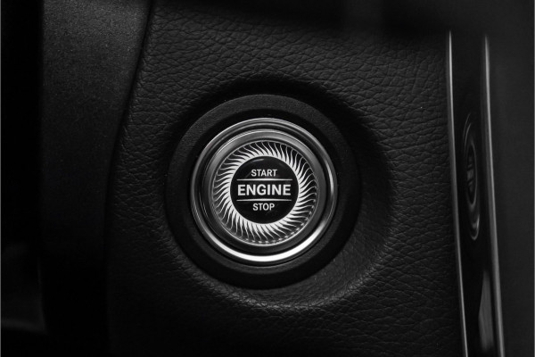 Mercedes-Benz C-Klasse 180 AMG Night Pano Distronic Leder 18"