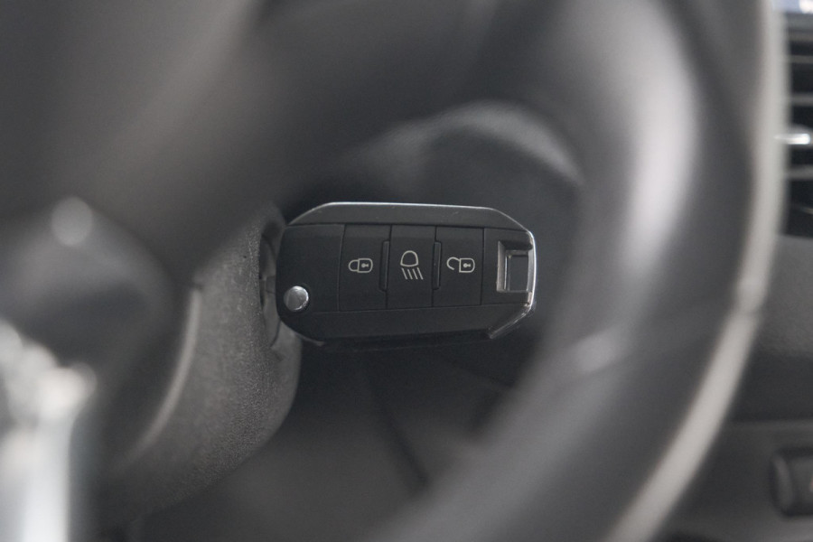 Peugeot 208 PureTech 82 Signature | Allseason banden | Navigatie | Parkeersensoren