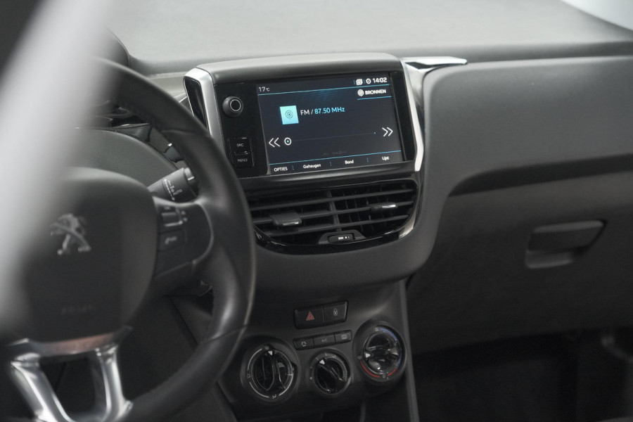 Peugeot 208 PureTech 82 Signature | Allseason banden | Navigatie | Parkeersensoren