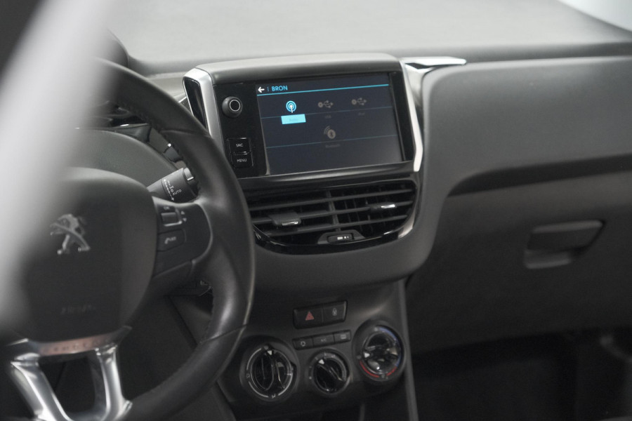 Peugeot 208 PureTech 82 Signature | Allseason banden | Navigatie | Parkeersensoren