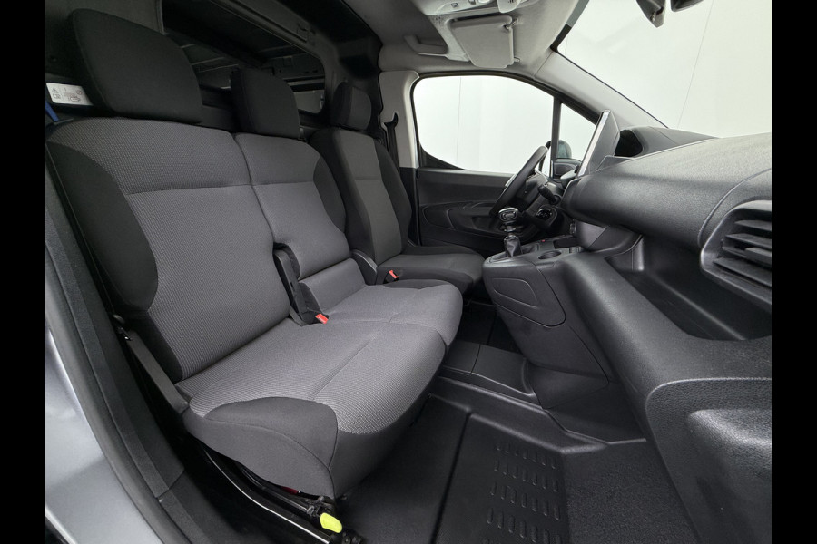 Peugeot Partner T 111PK BENZINE 3-Peroons Apple Carplay Android Auto Navi Airco Cruise Control Pdc DAB Regen-Lichtsensor Premium Euro 6 Betonplex Vloer Schuifdeur Achterdeuren Geen Gezeur met Millieuzones! Zeer compleet! Marge auto, dus er komt GEEN BTW bij !