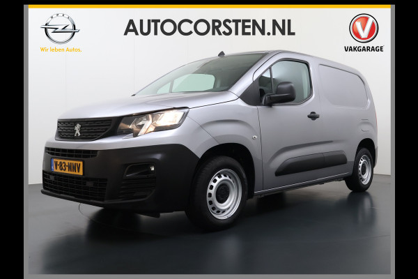 Peugeot Partner T 111PK BENZINE 3-Peroons Apple Carplay Android Auto Navi Airco Cruise Control Pdc DAB Regen-Lichtsensor Premium Euro 6 Betonplex Vloer Schuifdeur Achterdeuren Geen Gezeur met Millieuzones! Zeer compleet! Marge auto, dus er komt GEEN BTW bij !