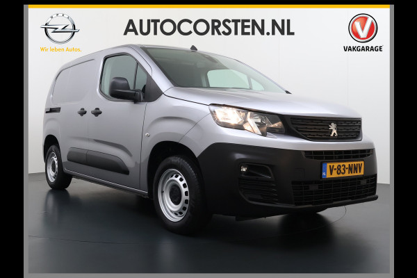 Peugeot Partner T 111PK BENZINE 3-Peroons Apple Carplay Android Auto Navi Airco Cruise Control Pdc DAB Regen-Lichtsensor Premium Euro 6 Betonplex Vloer Schuifdeur Achterdeuren Geen Gezeur met Millieuzones! Zeer compleet! Marge auto, dus er komt GEEN BTW bij !