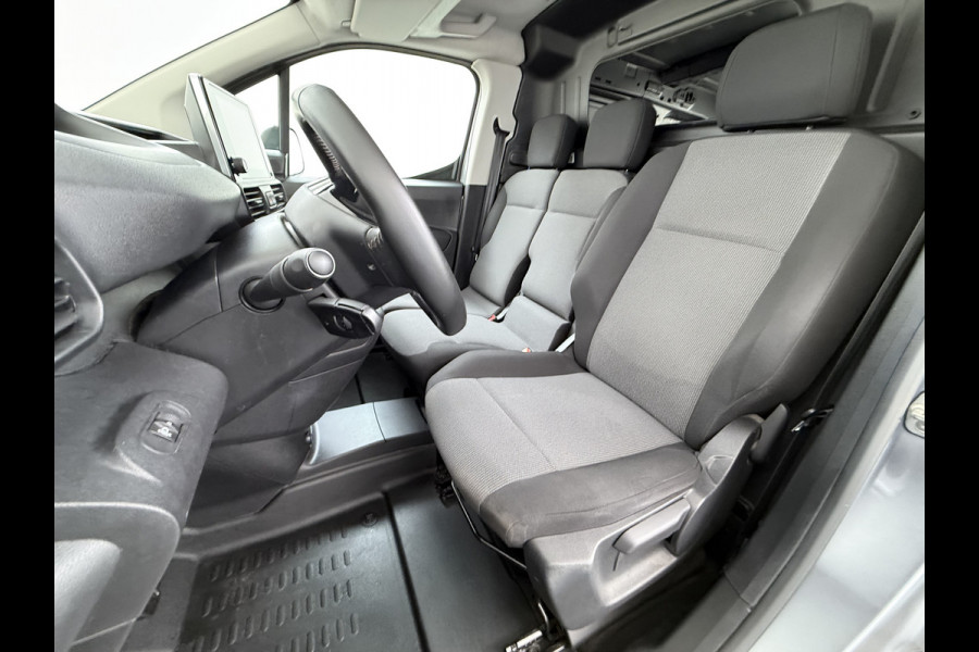 Peugeot Partner T 111PK BENZINE 3-Peroons Apple Carplay Android Auto Navi Airco Cruise Control Pdc DAB Regen-Lichtsensor Premium Euro 6 Betonplex Vloer Schuifdeur Achterdeuren Geen Gezeur met Millieuzones! Zeer compleet! Marge auto, dus er komt GEEN BTW bij !