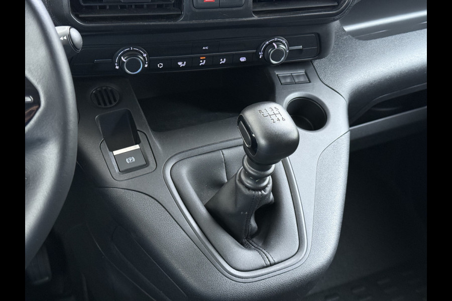 Peugeot Partner T 111PK BENZINE 3-Peroons Apple Carplay Android Auto Navi Airco Cruise Control Pdc DAB Regen-Lichtsensor Premium Euro 6 Betonplex Vloer Schuifdeur Achterdeuren Geen Gezeur met Millieuzones! Zeer compleet! Marge auto, dus er komt GEEN BTW bij !