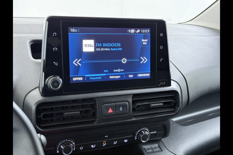 Peugeot Partner T 111PK BENZINE 3-Peroons Apple Carplay Android Auto Navi Airco Cruise Control Pdc DAB Regen-Lichtsensor Premium Euro 6 Betonplex Vloer Schuifdeur Achterdeuren Geen Gezeur met Millieuzones! Zeer compleet! Marge auto, dus er komt GEEN BTW bij !