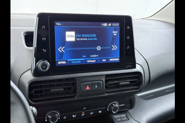 Peugeot Partner T 111PK BENZINE 3-Peroons Apple Carplay Android Auto Navi Airco Cruise Control Pdc DAB Regen-Lichtsensor Premium Euro 6 Betonplex Vloer Schuifdeur Achterdeuren Geen Gezeur met Millieuzones! Zeer compleet! Marge auto, dus er komt GEEN BTW bij !