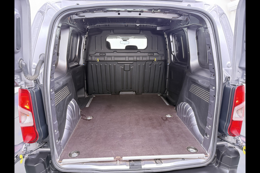 Peugeot Partner T 111PK BENZINE 3-Peroons Apple Carplay Android Auto Navi Airco Cruise Control Pdc DAB Regen-Lichtsensor Premium Euro 6 Betonplex Vloer Schuifdeur Achterdeuren Geen Gezeur met Millieuzones! Zeer compleet! Marge auto, dus er komt GEEN BTW bij !