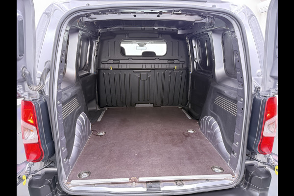 Peugeot Partner T 111PK BENZINE 3-Peroons Apple Carplay Android Auto Navi Airco Cruise Control Pdc DAB Regen-Lichtsensor Premium Euro 6 Betonplex Vloer Schuifdeur Achterdeuren Geen Gezeur met Millieuzones! Zeer compleet! Marge auto, dus er komt GEEN BTW bij !