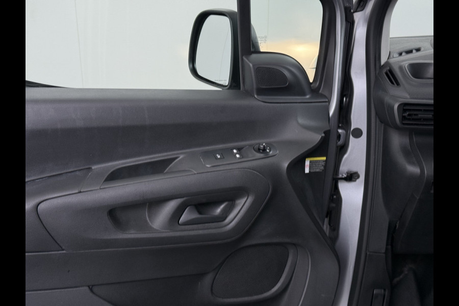 Peugeot Partner T 111PK BENZINE 3-Peroons Apple Carplay Android Auto Navi Airco Cruise Control Pdc DAB Regen-Lichtsensor Premium Euro 6 Betonplex Vloer Schuifdeur Achterdeuren Geen Gezeur met Millieuzones! Zeer compleet! Marge auto, dus er komt GEEN BTW bij !