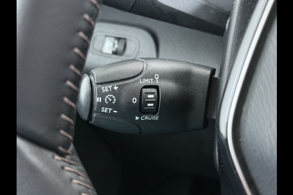 Peugeot Partner T 111PK BENZINE 3-Peroons Apple Carplay Android Auto Navi Airco Cruise Control Pdc DAB Regen-Lichtsensor Premium Euro 6 Betonplex Vloer Schuifdeur Achterdeuren Geen Gezeur met Millieuzones! Zeer compleet! Marge auto, dus er komt GEEN BTW bij !