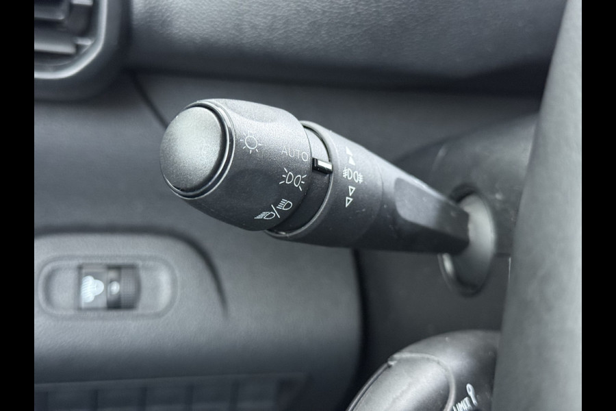 Peugeot Partner T 111PK BENZINE 3-Peroons Apple Carplay Android Auto Navi Airco Cruise Control Pdc DAB Regen-Lichtsensor Premium Euro 6 Betonplex Vloer Schuifdeur Achterdeuren Geen Gezeur met Millieuzones! Zeer compleet! Marge auto, dus er komt GEEN BTW bij !