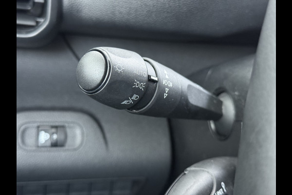 Peugeot Partner T 111PK BENZINE 3-Peroons Apple Carplay Android Auto Navi Airco Cruise Control Pdc DAB Regen-Lichtsensor Premium Euro 6 Betonplex Vloer Schuifdeur Achterdeuren Geen Gezeur met Millieuzones! Zeer compleet! Marge auto, dus er komt GEEN BTW bij !