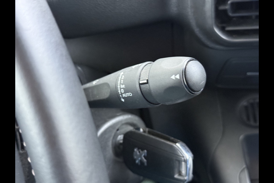 Peugeot Partner T 111PK BENZINE 3-Peroons Apple Carplay Android Auto Navi Airco Cruise Control Pdc DAB Regen-Lichtsensor Premium Euro 6 Betonplex Vloer Schuifdeur Achterdeuren Geen Gezeur met Millieuzones! Zeer compleet! Marge auto, dus er komt GEEN BTW bij !