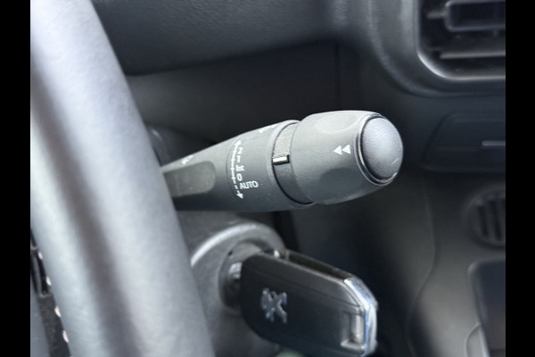 Peugeot Partner T 111PK BENZINE 3-Peroons Apple Carplay Android Auto Navi Airco Cruise Control Pdc DAB Regen-Lichtsensor Premium Euro 6 Betonplex Vloer Schuifdeur Achterdeuren Geen Gezeur met Millieuzones! Zeer compleet! Marge auto, dus er komt GEEN BTW bij !