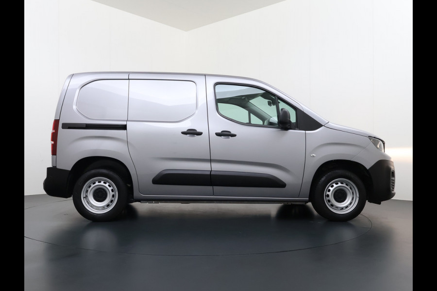 Peugeot Partner T 111PK BENZINE 3-Peroons Apple Carplay Android Auto Navi Airco Cruise Control Pdc DAB Regen-Lichtsensor Premium Euro 6 Betonplex Vloer Schuifdeur Achterdeuren Geen Gezeur met Millieuzones! Zeer compleet! Marge auto, dus er komt GEEN BTW bij !