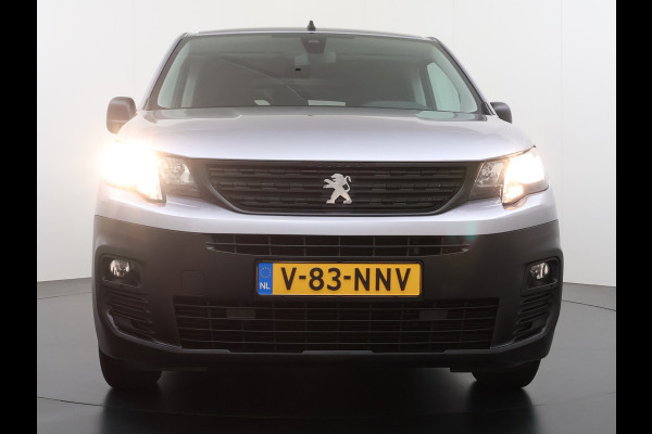 Peugeot Partner T 111PK BENZINE 3-Peroons Apple Carplay Android Auto Navi Airco Cruise Control Pdc DAB Regen-Lichtsensor Premium Euro 6 Betonplex Vloer Schuifdeur Achterdeuren Geen Gezeur met Millieuzones! Zeer compleet! Marge auto, dus er komt GEEN BTW bij !