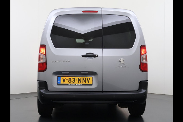 Peugeot Partner T 111PK BENZINE 3-Peroons Apple Carplay Android Auto Navi Airco Cruise Control Pdc DAB Regen-Lichtsensor Premium Euro 6 Betonplex Vloer Schuifdeur Achterdeuren Geen Gezeur met Millieuzones! Zeer compleet! Marge auto, dus er komt GEEN BTW bij !