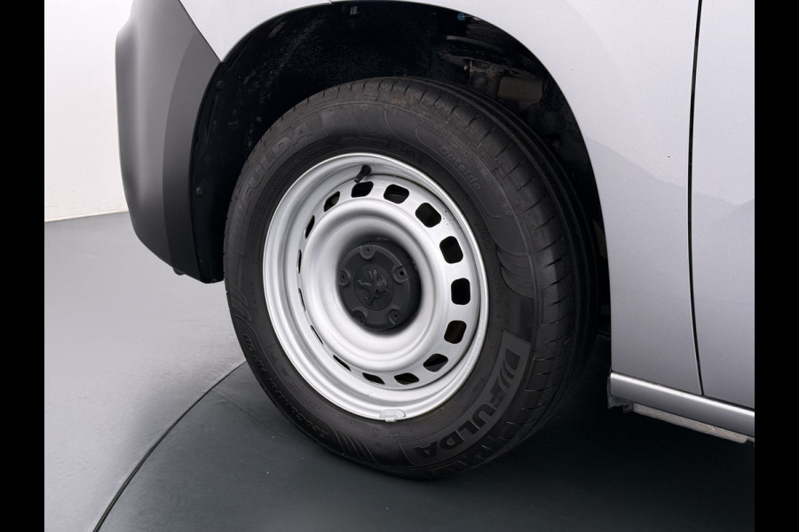 Peugeot Partner T 111PK BENZINE 3-Peroons Apple Carplay Android Auto Navi Airco Cruise Control Pdc DAB Regen-Lichtsensor Premium Euro 6 Betonplex Vloer Schuifdeur Achterdeuren Geen Gezeur met Millieuzones! Zeer compleet! Marge auto, dus er komt GEEN BTW bij !