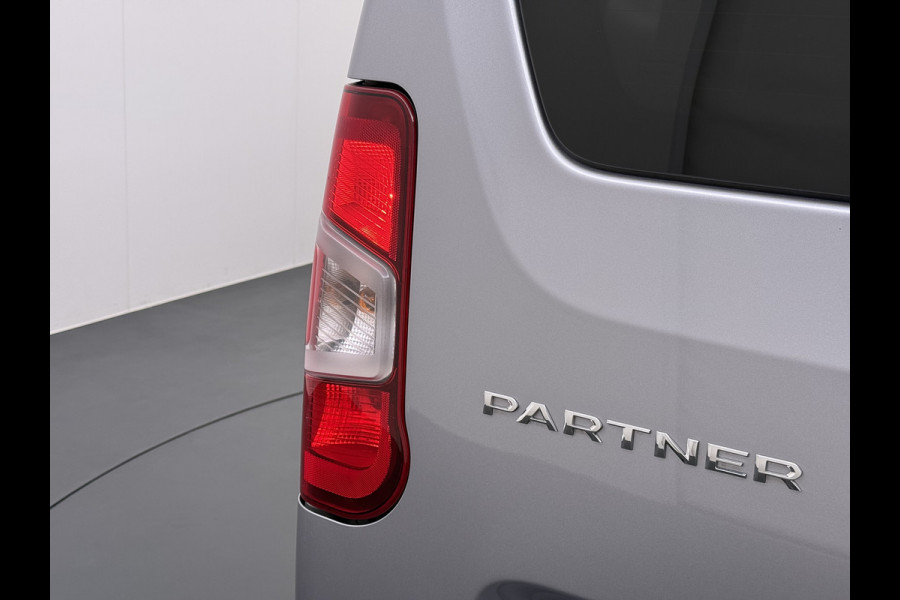 Peugeot Partner T 111PK BENZINE 3-Peroons Apple Carplay Android Auto Navi Airco Cruise Control Pdc DAB Regen-Lichtsensor Premium Euro 6 Betonplex Vloer Schuifdeur Achterdeuren Geen Gezeur met Millieuzones! Zeer compleet! Marge auto, dus er komt GEEN BTW bij !