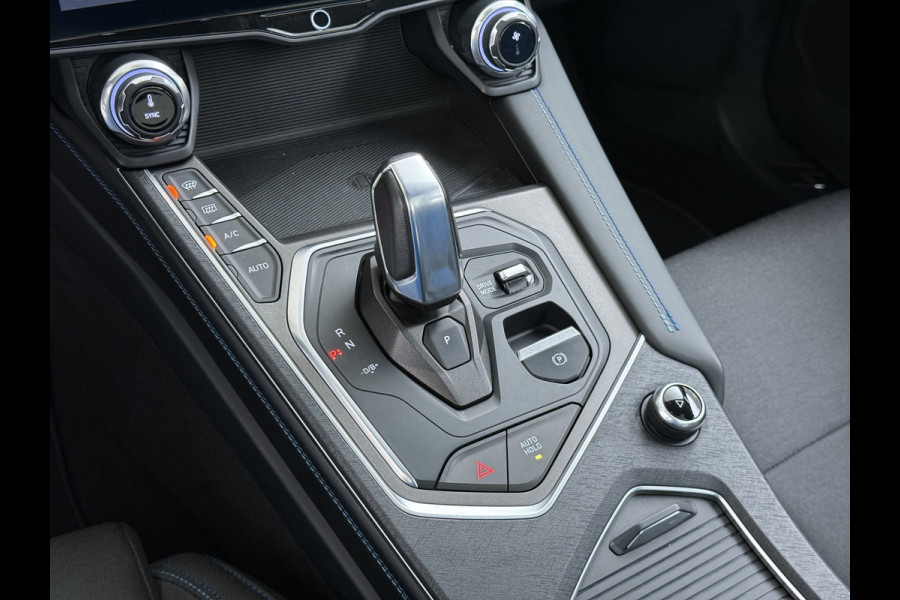 Lynk & Co 01**Gereserveerd** PHEV AUT-7 261pk Pano-Schuifdak Lmv 20" 360°Camera Apple Carplay Android Auto Adap.Cruise Navi Pdc Ecc Keyless Led Plug-In Hybri Elek.Memory.Stoel File assistent Dodehoek detector Elektrisch bedienbare achterklep Rijstrooksensor Wifi Verkeersbord detectie 425Nm koppel 3,7kw laadvermogen  1800kg Trekvermogen 1e Eigenaar Origineel Nederlandse auto!